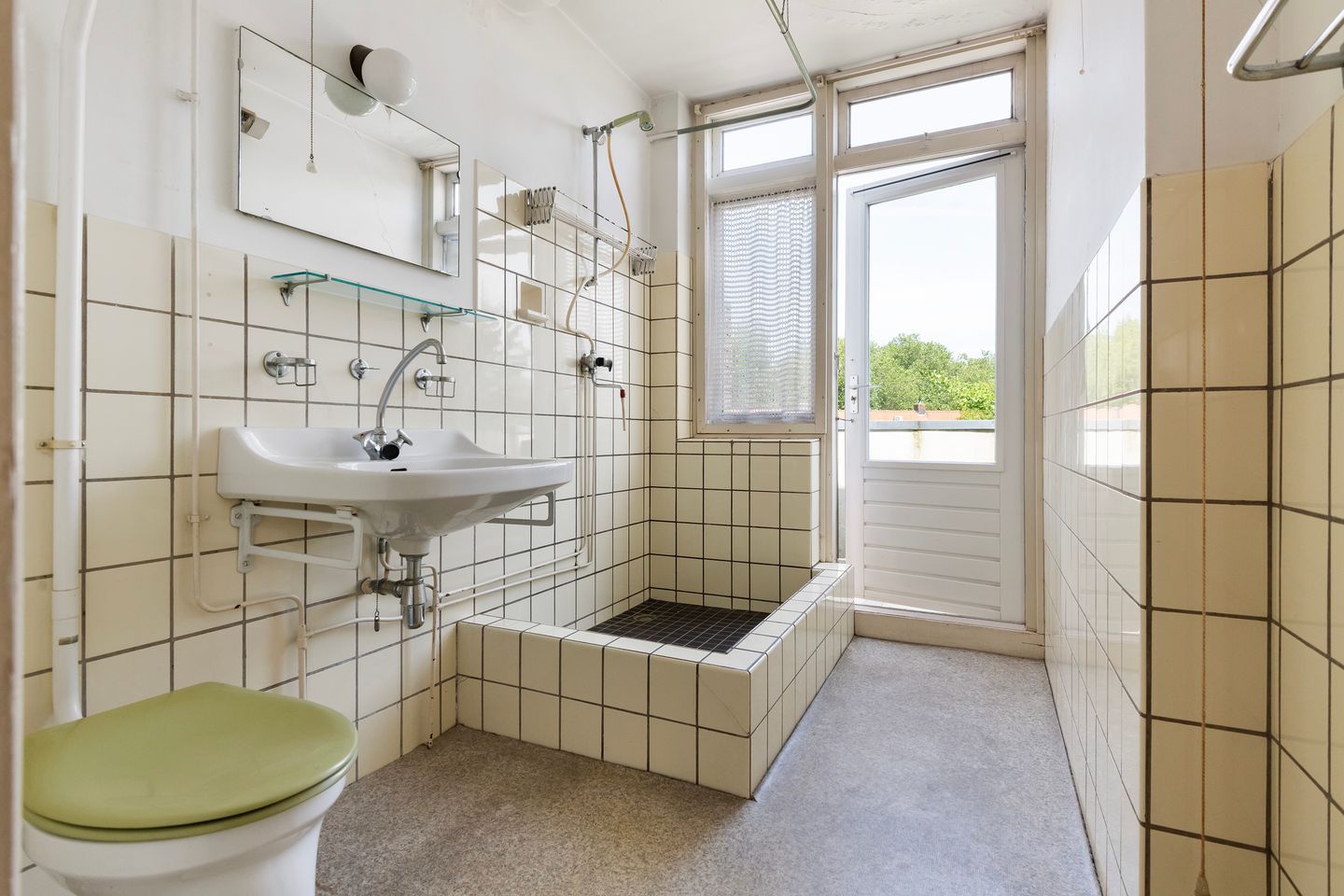 Spacious Upper Apartment with Canal Views in Hillegersberg — 14
