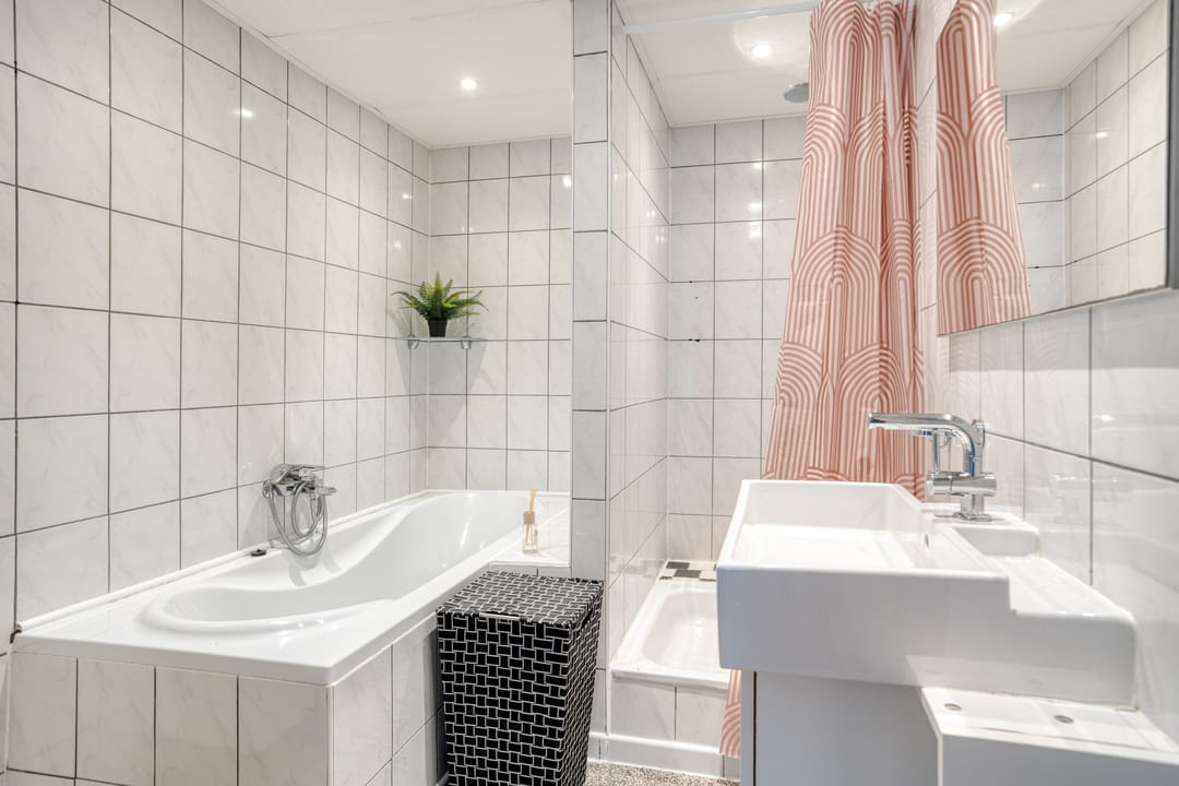 Charming Corner House with Garden and Three Bedrooms — 13