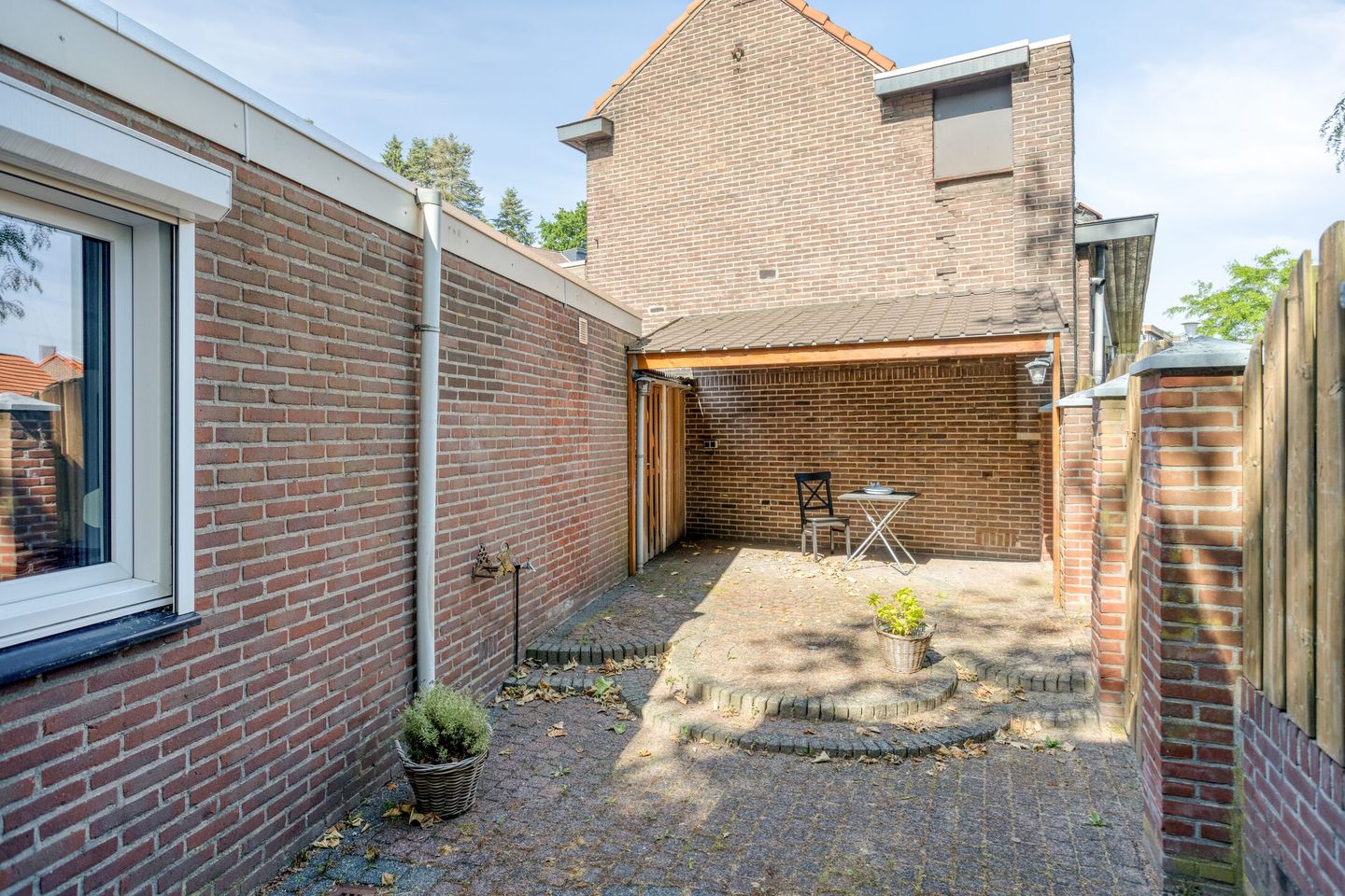 Charming Corner House with Garden and Three Bedrooms — 20