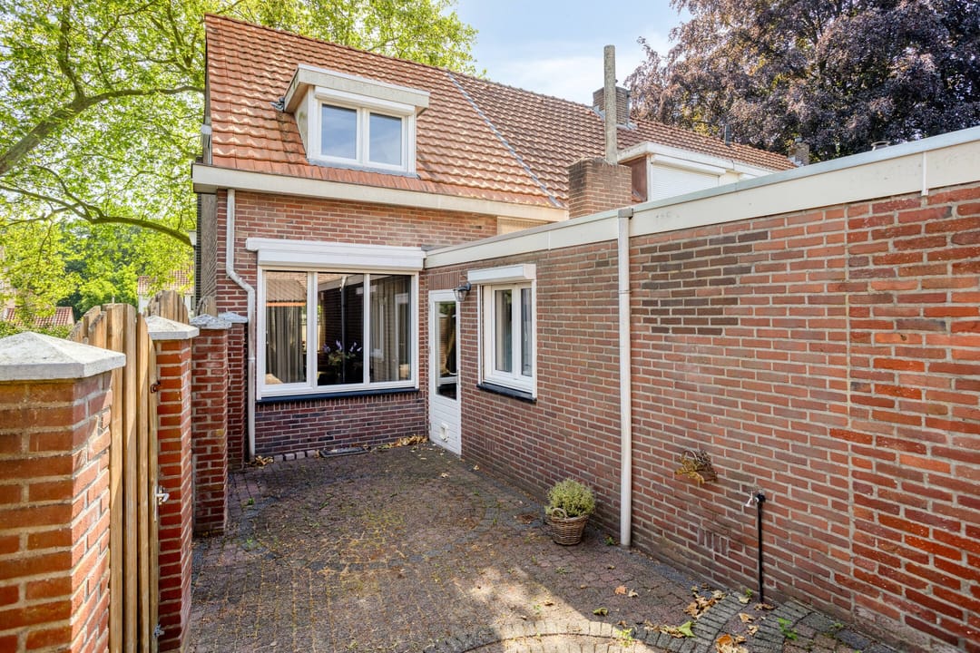 Charming Corner House with Garden and Three Bedrooms — 22