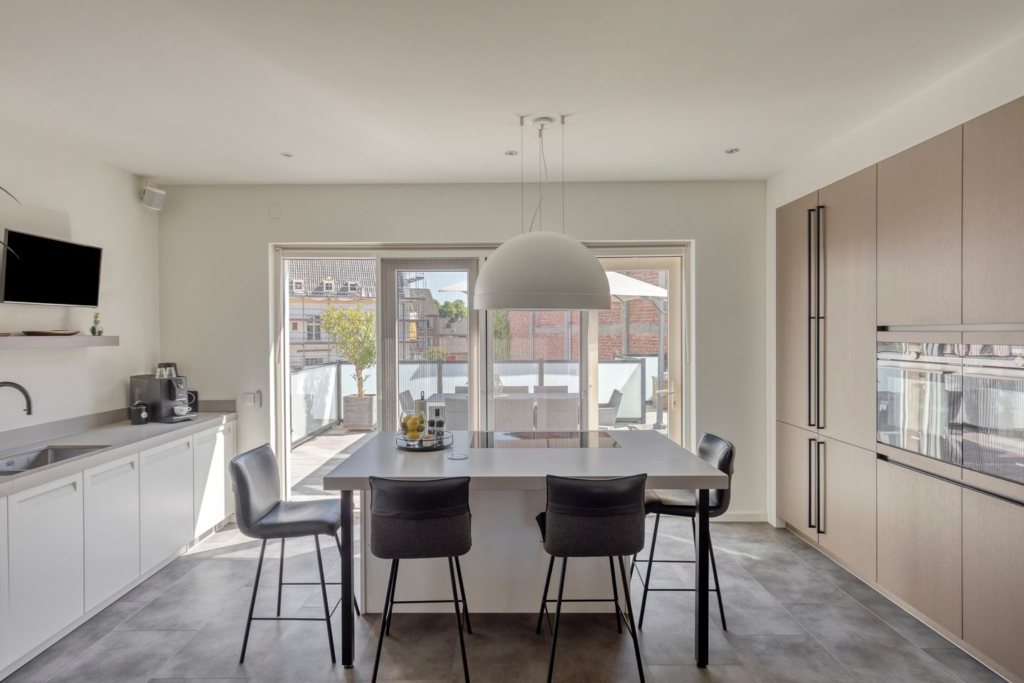 Spacious and Modern Apartment in Hulst Center with Rooftop Terrace and Private Parking — 19