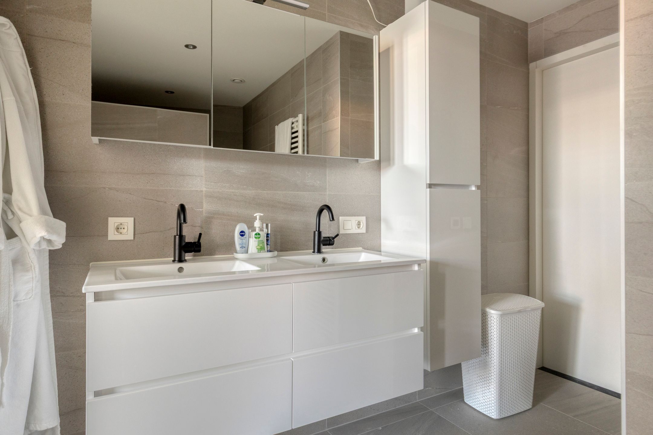 Spacious and Modern Apartment in Hulst Center with Rooftop Terrace and Private Parking — 30