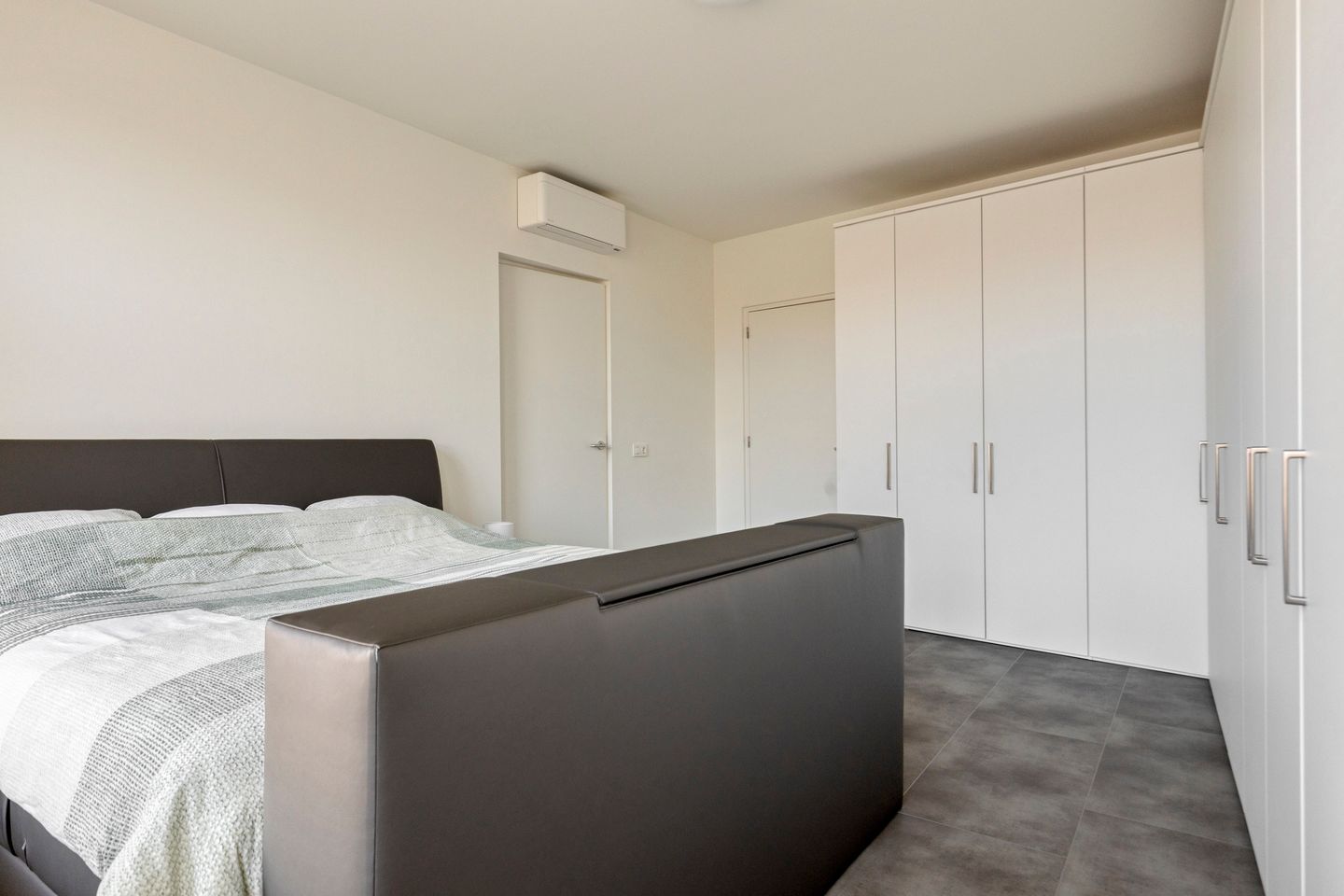 Spacious and Modern Apartment in Hulst Center with Rooftop Terrace and Private Parking — 29