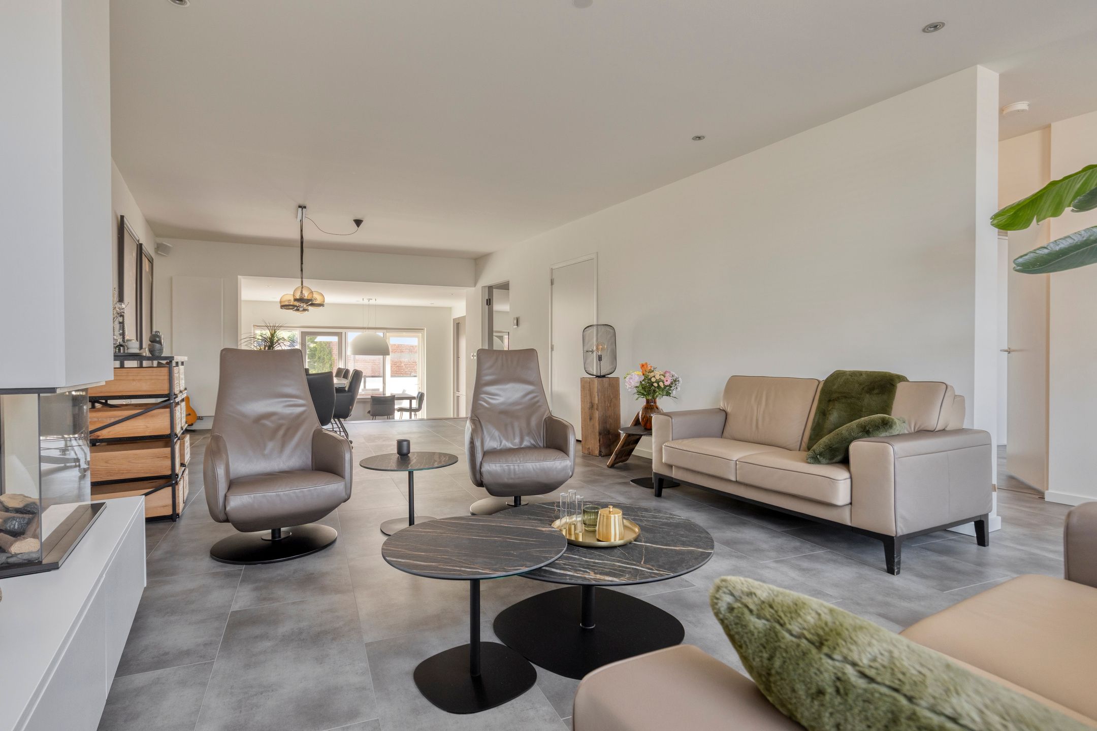 Spacious and Modern Apartment in Hulst Center with Rooftop Terrace and Private Parking — 12