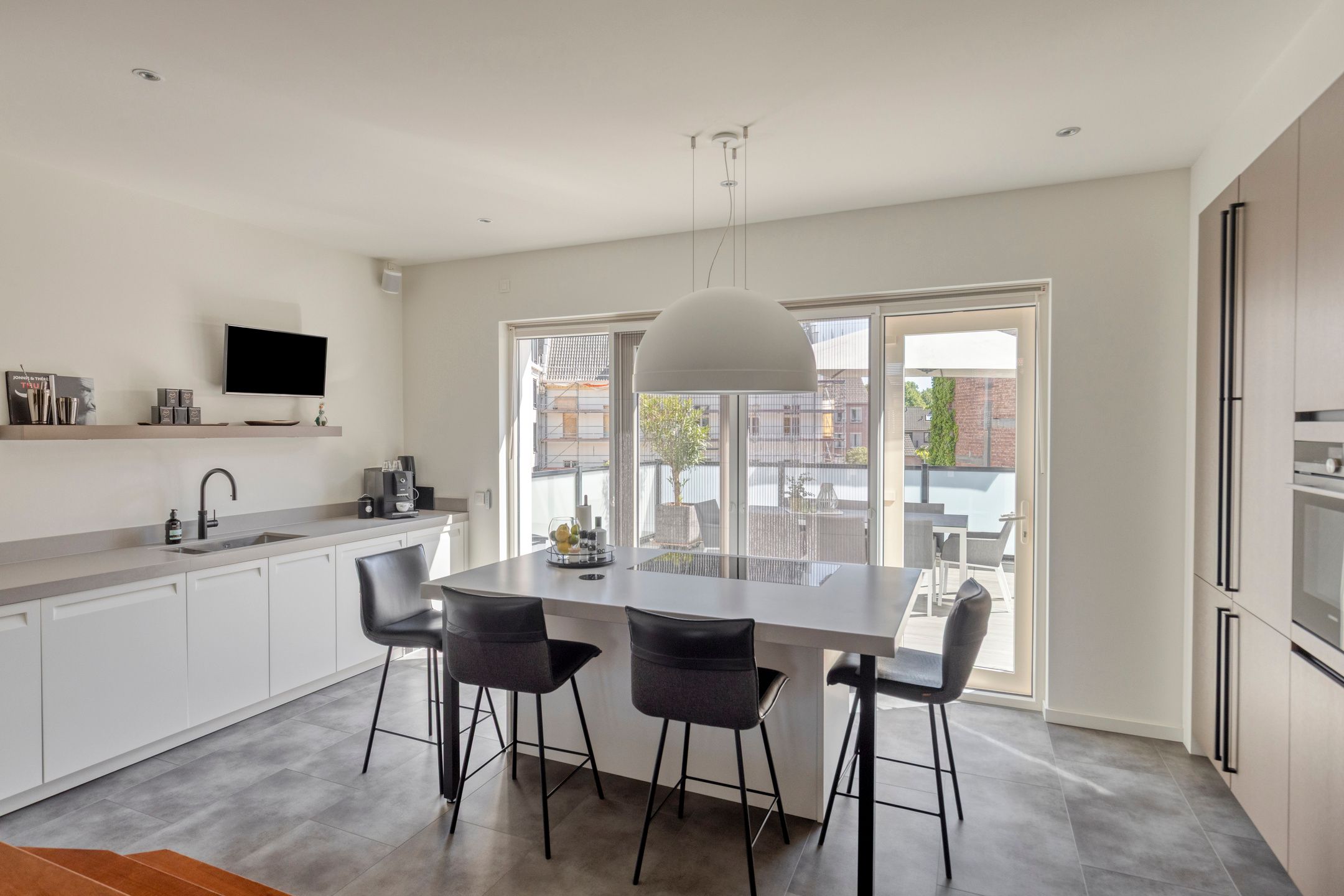 Spacious and Modern Apartment in Hulst Center with Rooftop Terrace and Private Parking — 18