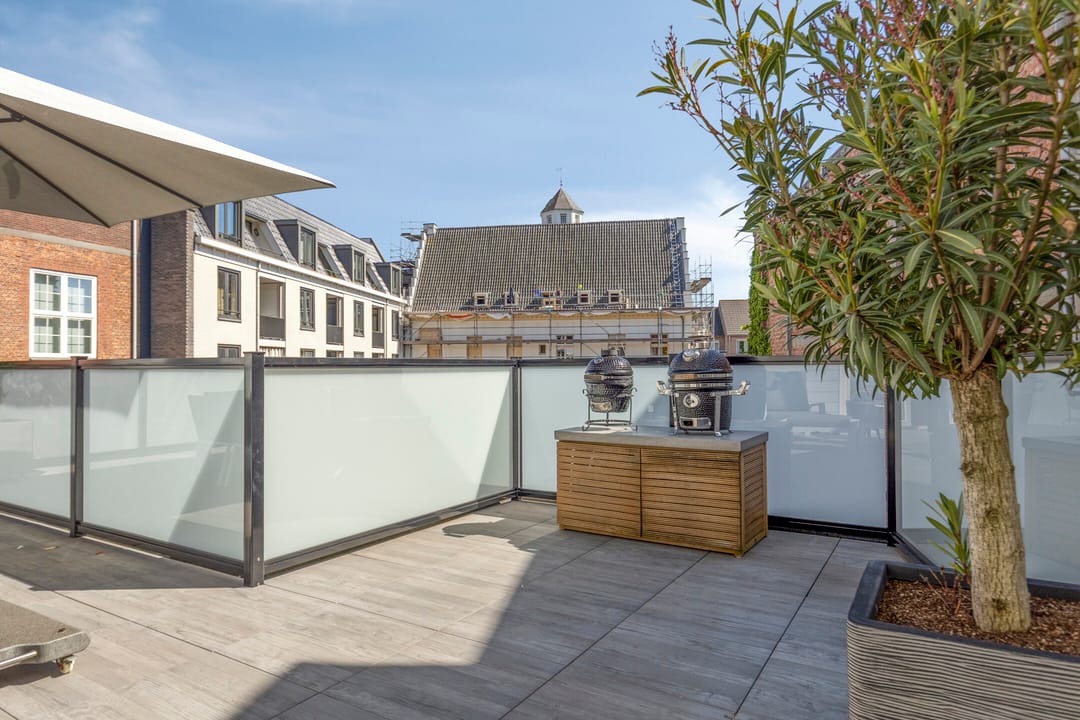 Spacious and Modern Apartment in Hulst Center with Rooftop Terrace and Private Parking — 37