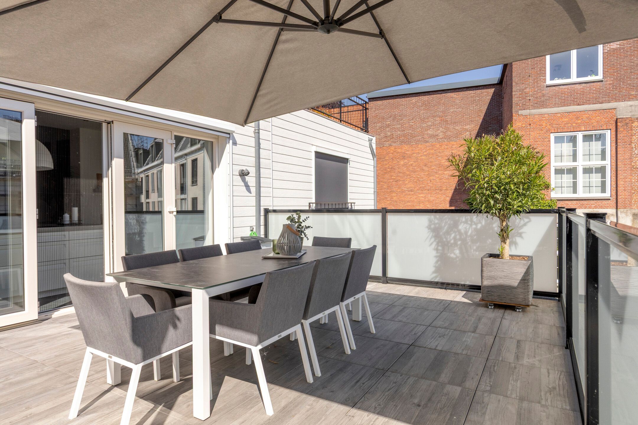 Spacious and Modern Apartment in Hulst Center with Rooftop Terrace and Private Parking — 36