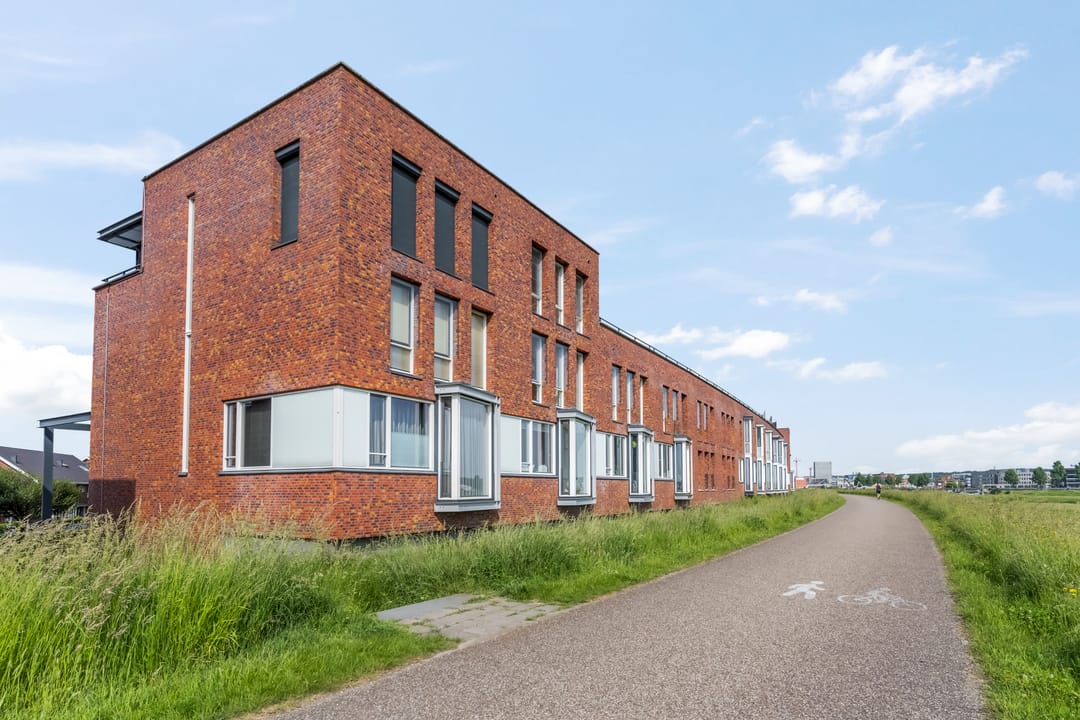 Renovated Dike Villa with Panoramic Rhine Views — 46