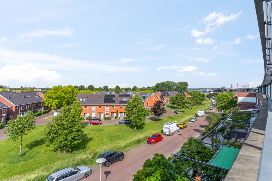 Renovated Dike Villa with Panoramic Rhine Views — 31
