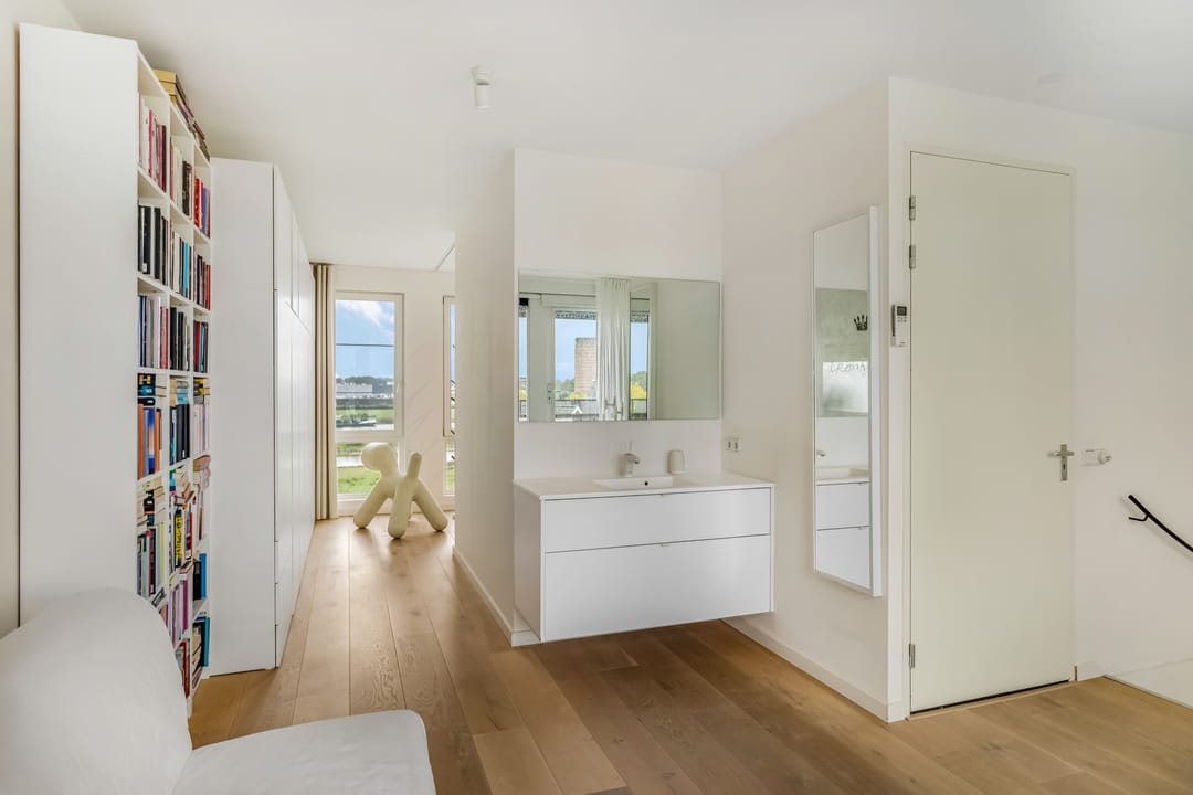 Renovated Dike Villa with Panoramic Rhine Views — 32