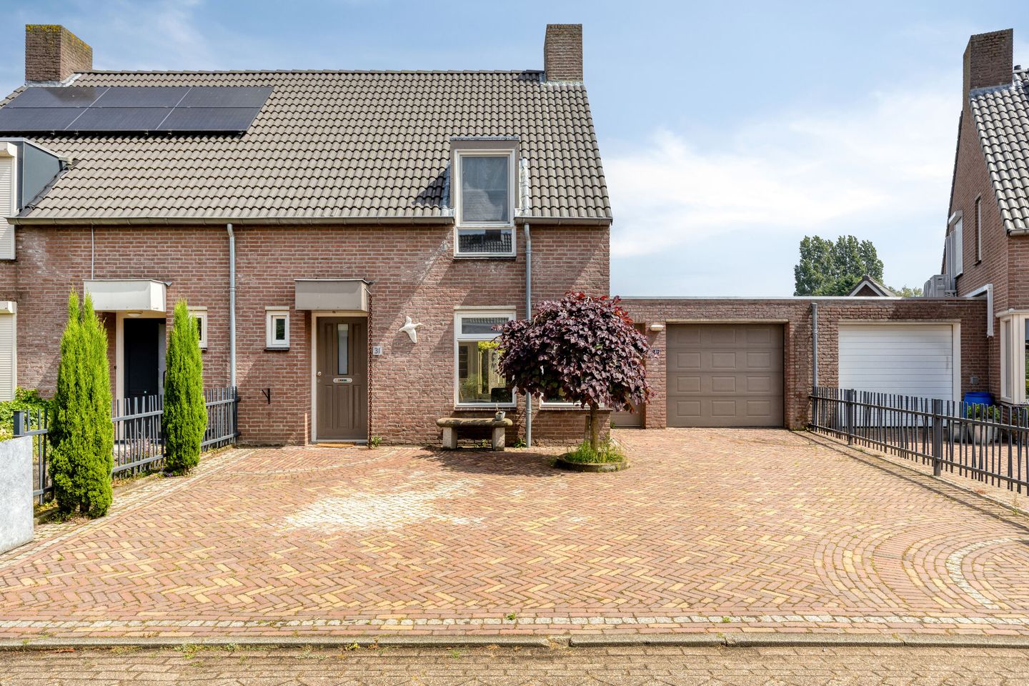 Spacious Extended Semi-Detached Home with Garage and Five Bedrooms — 34