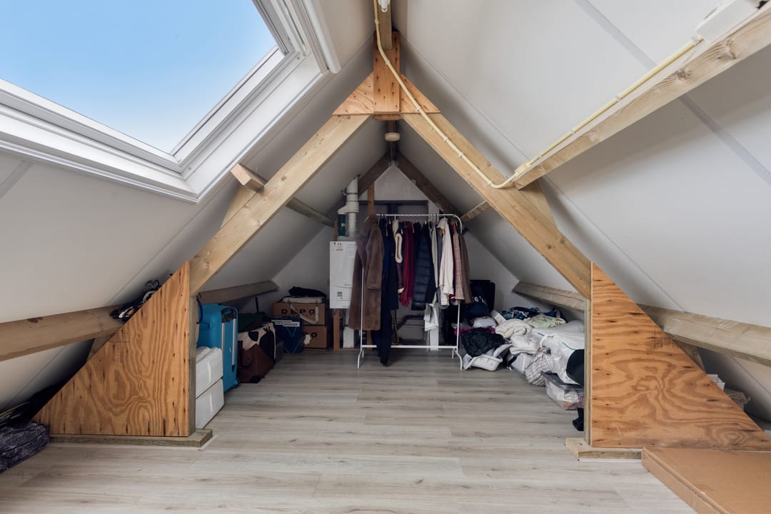 Spacious Extended Semi-Detached Home with Garage and Five Bedrooms — 28