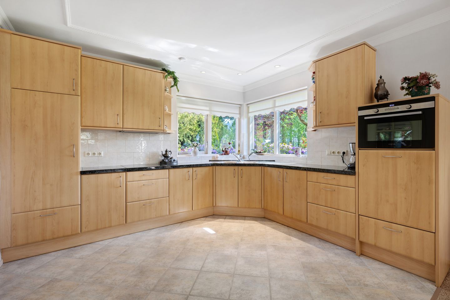 Spacious Detached Villa with Extensive Land and Private Garden — 14