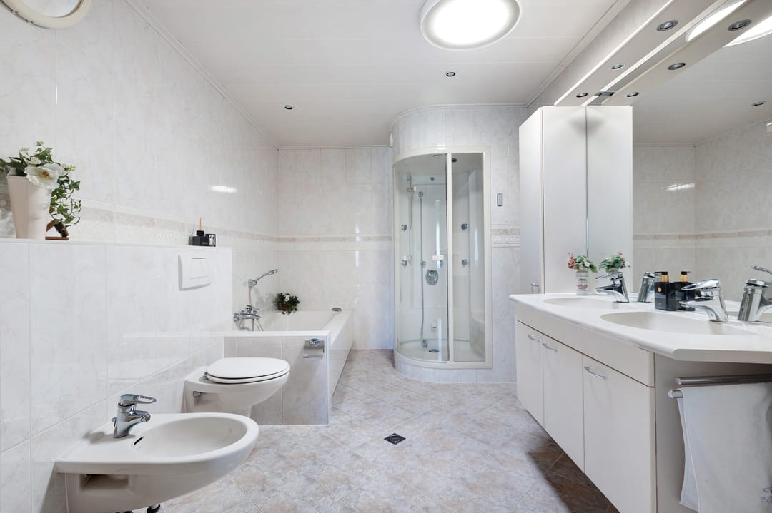 Spacious Detached Villa with Extensive Land and Private Garden — 22