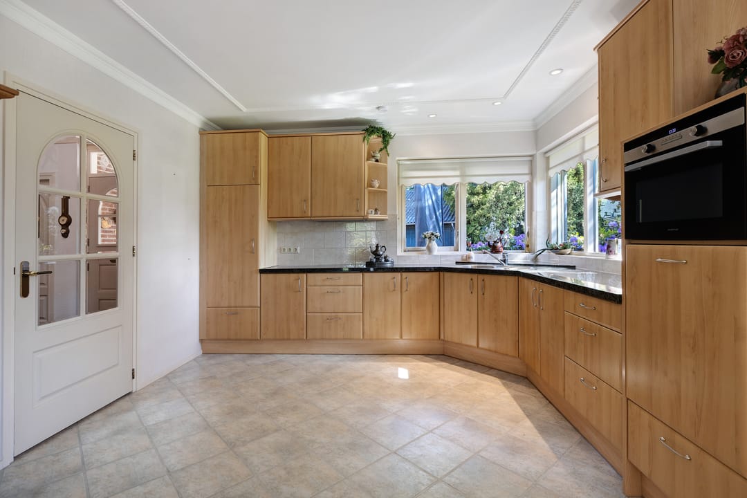 Spacious Detached Villa with Extensive Land and Private Garden — 13