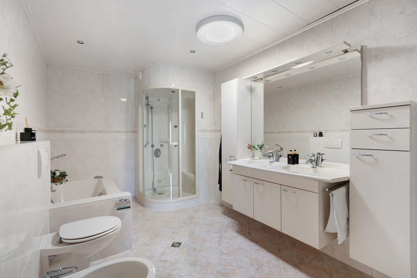 Spacious Detached Villa with Extensive Land and Private Garden — 25