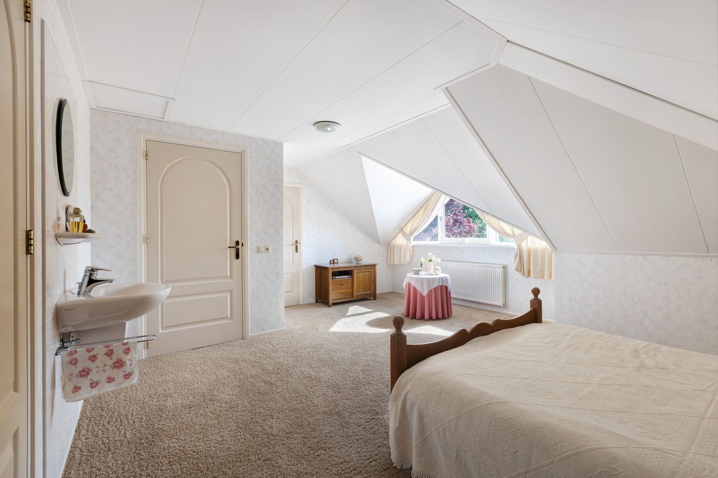 Spacious Detached Villa with Extensive Land and Private Garden — 40