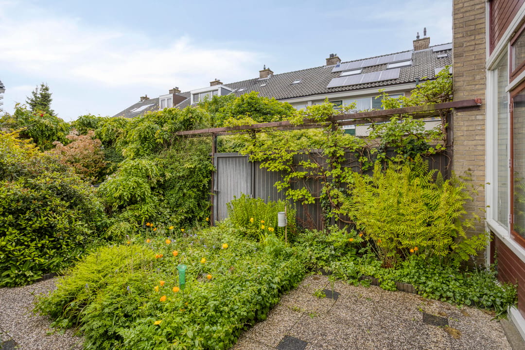 Spacious Corner Townhouse with Extensive South-Facing Garden in Quiet Green Location — 31