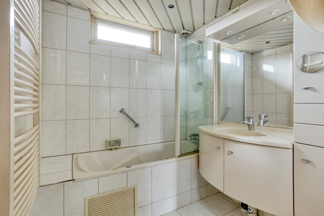 Spacious Corner Townhouse with Extensive South-Facing Garden in Quiet Green Location — 22