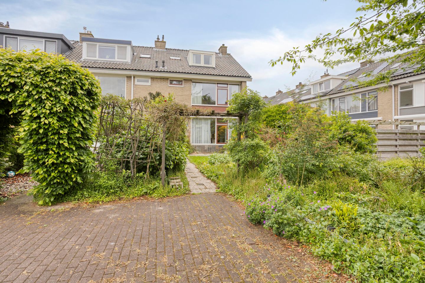 Spacious Corner Townhouse with Extensive South-Facing Garden in Quiet Green Location — 34