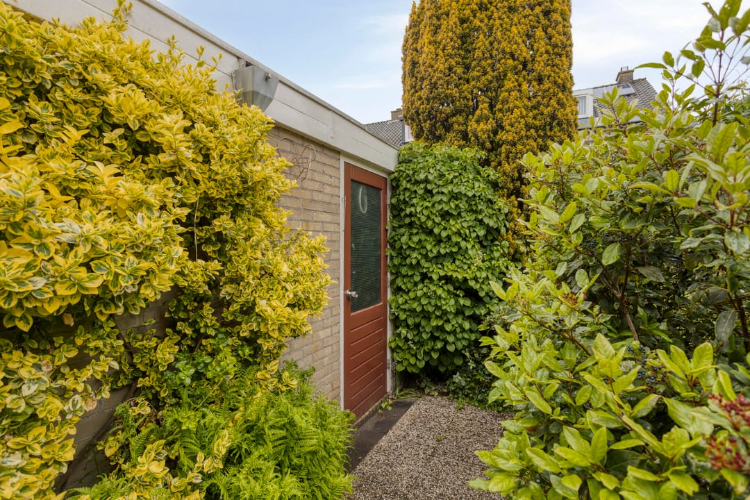 Spacious Corner Townhouse with Extensive South-Facing Garden in Quiet Green Location — 32