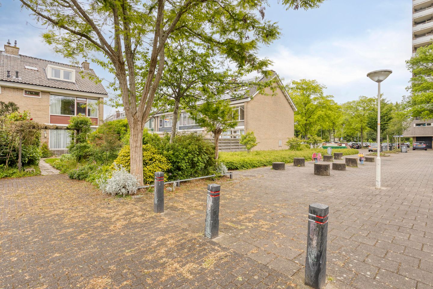 Spacious Corner Townhouse with Extensive South-Facing Garden in Quiet Green Location — 35