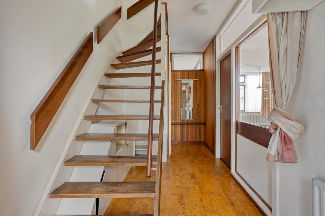 Spacious Corner Townhouse with Extensive South-Facing Garden in Quiet Green Location — 16