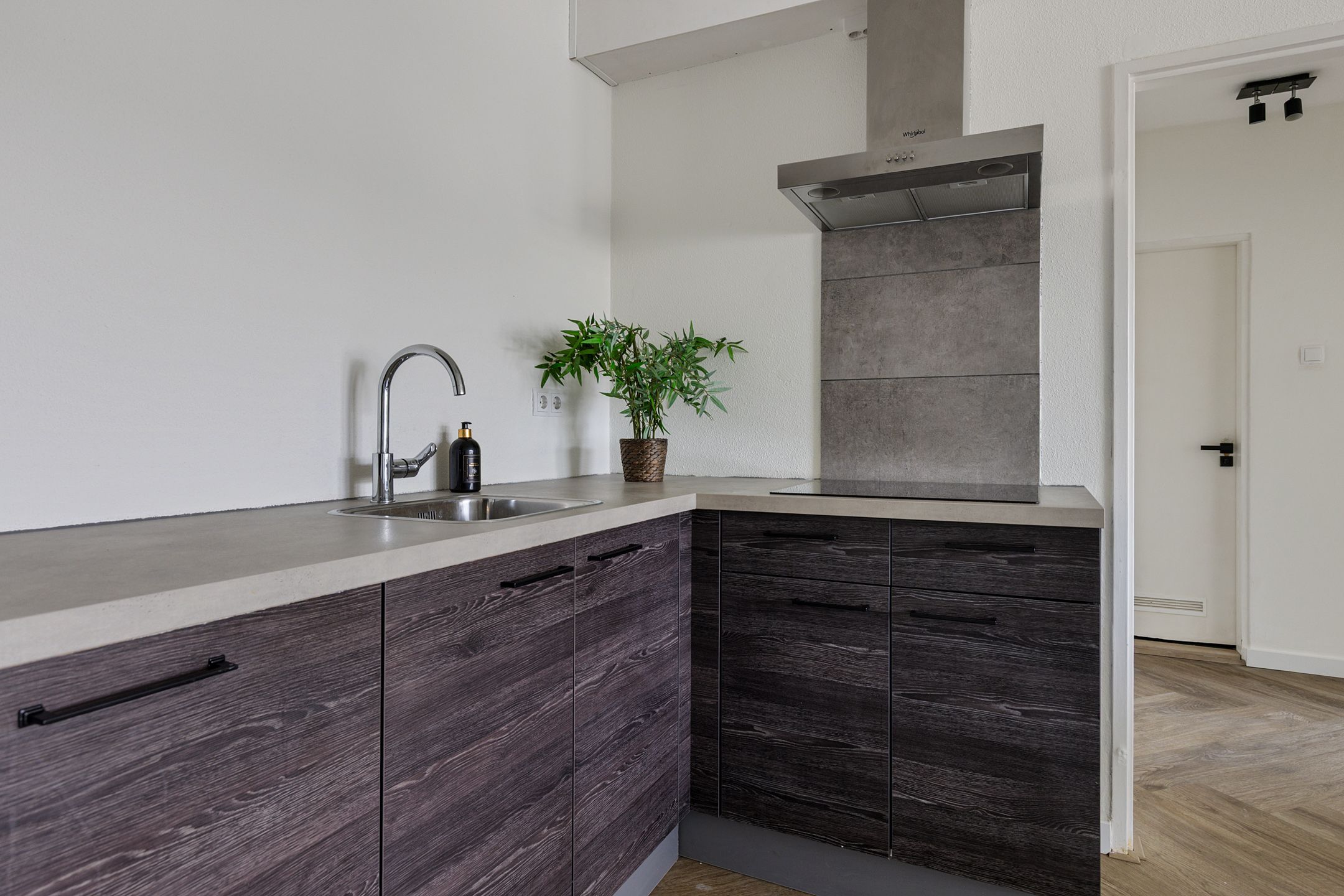 Spacious Two Bedroom Apartment with Balcony in Amstelveen — 9