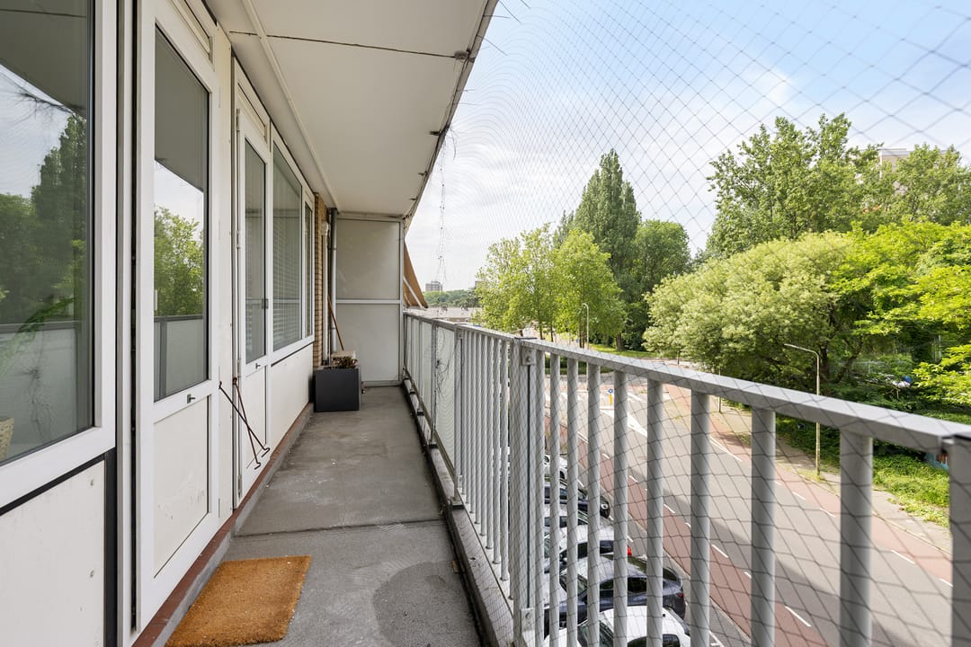 Spacious Two Bedroom Apartment with Balcony in Amstelveen — 28