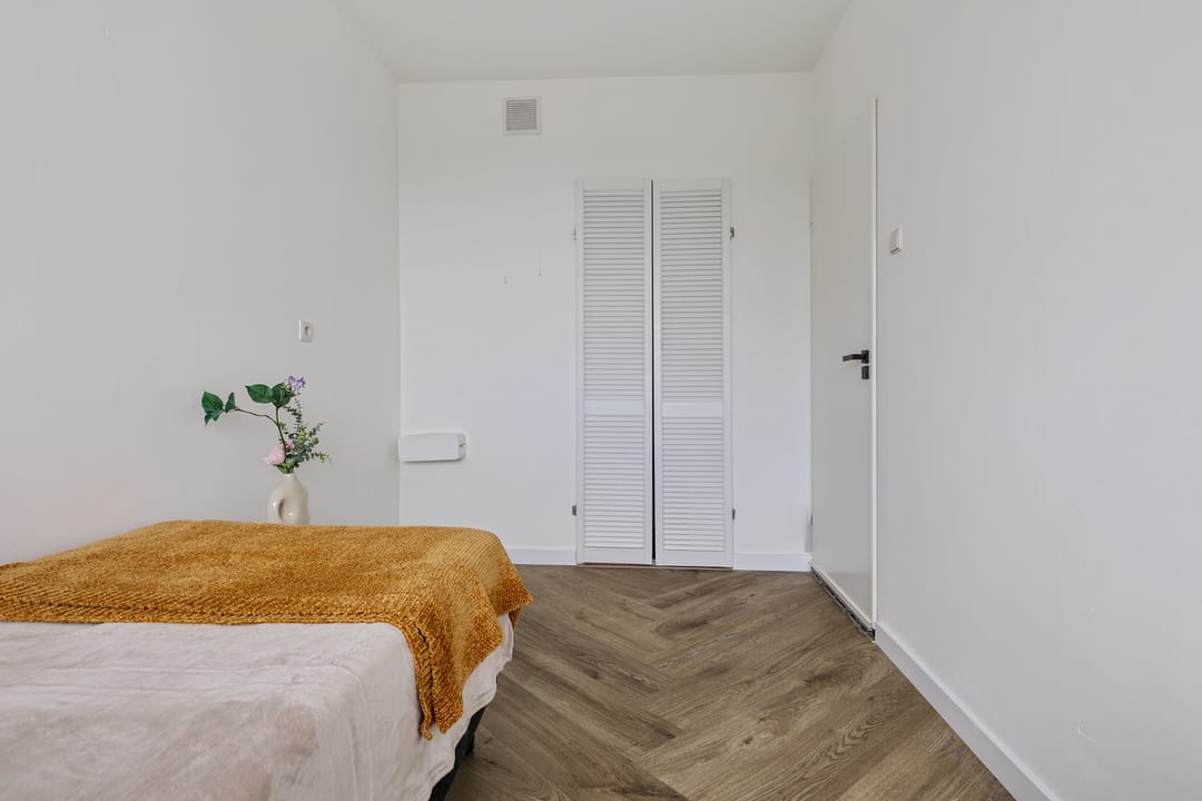 Spacious Two Bedroom Apartment with Balcony in Amstelveen — 17