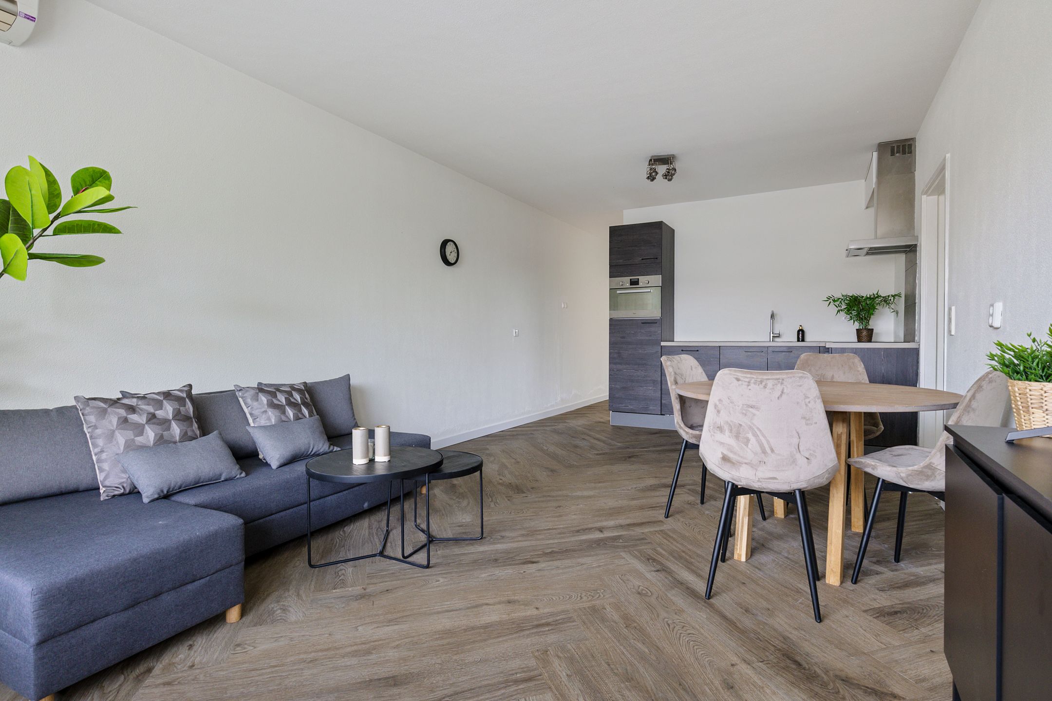 Spacious Two Bedroom Apartment with Balcony in Amstelveen — 15