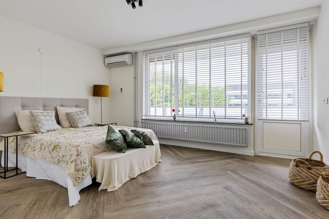 Spacious Two Bedroom Apartment with Balcony in Amstelveen — 26
