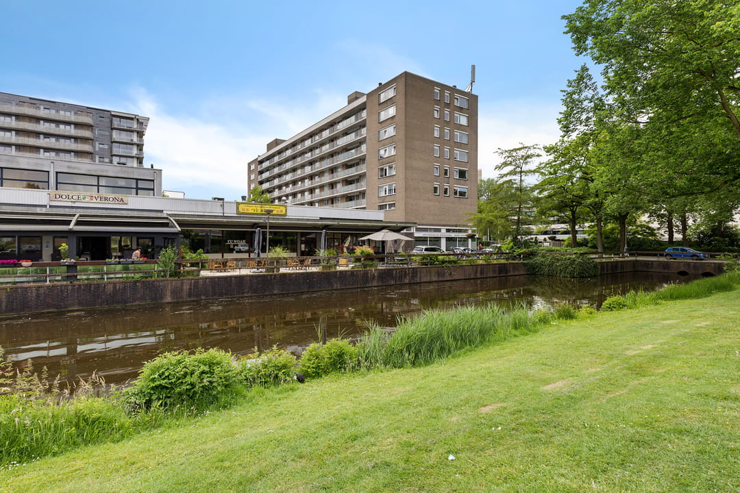 Spacious Two Bedroom Apartment with Balcony in Amstelveen — 32