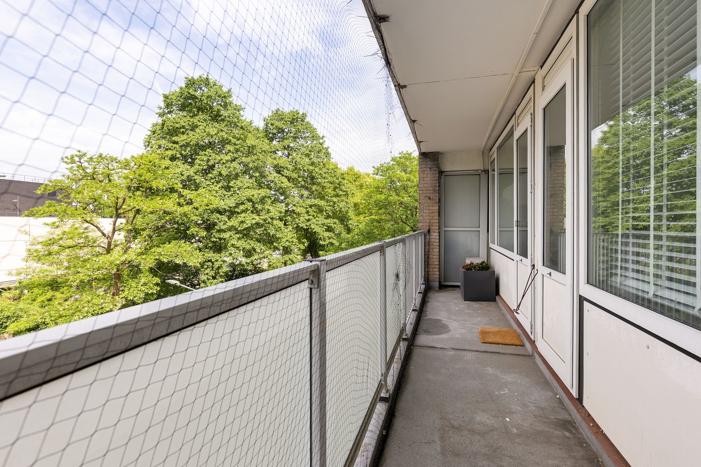 Spacious Two Bedroom Apartment with Balcony in Amstelveen — 29