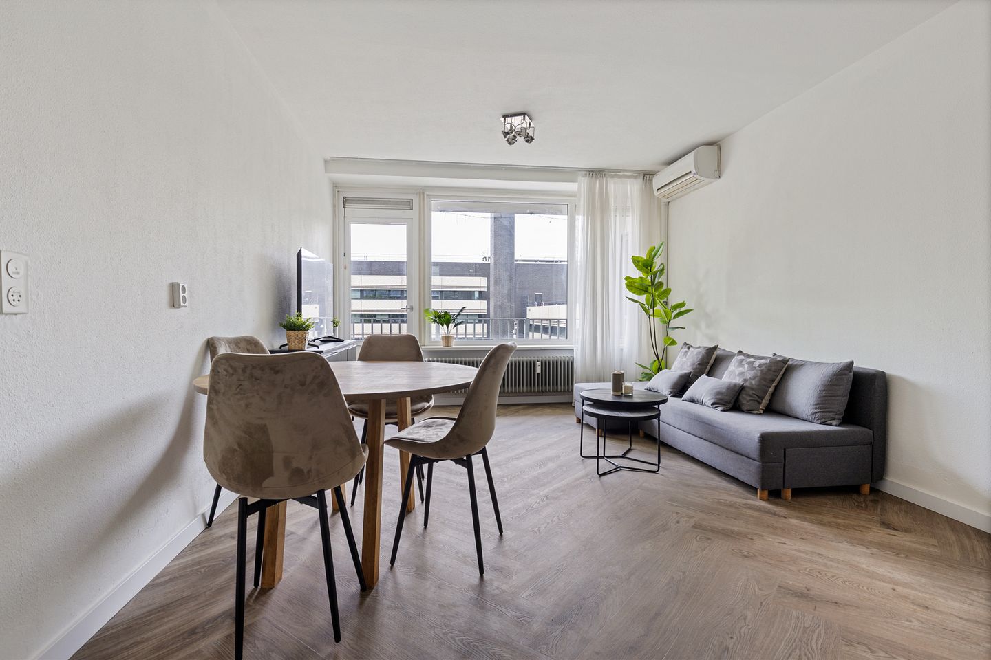 Spacious Two Bedroom Apartment with Balcony in Amstelveen — 14