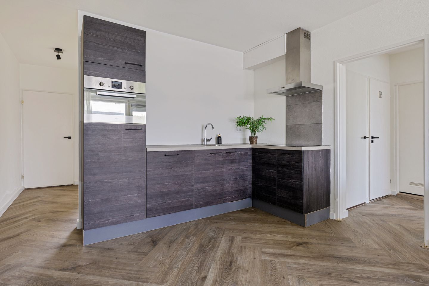 Spacious Two Bedroom Apartment with Balcony in Amstelveen — 10