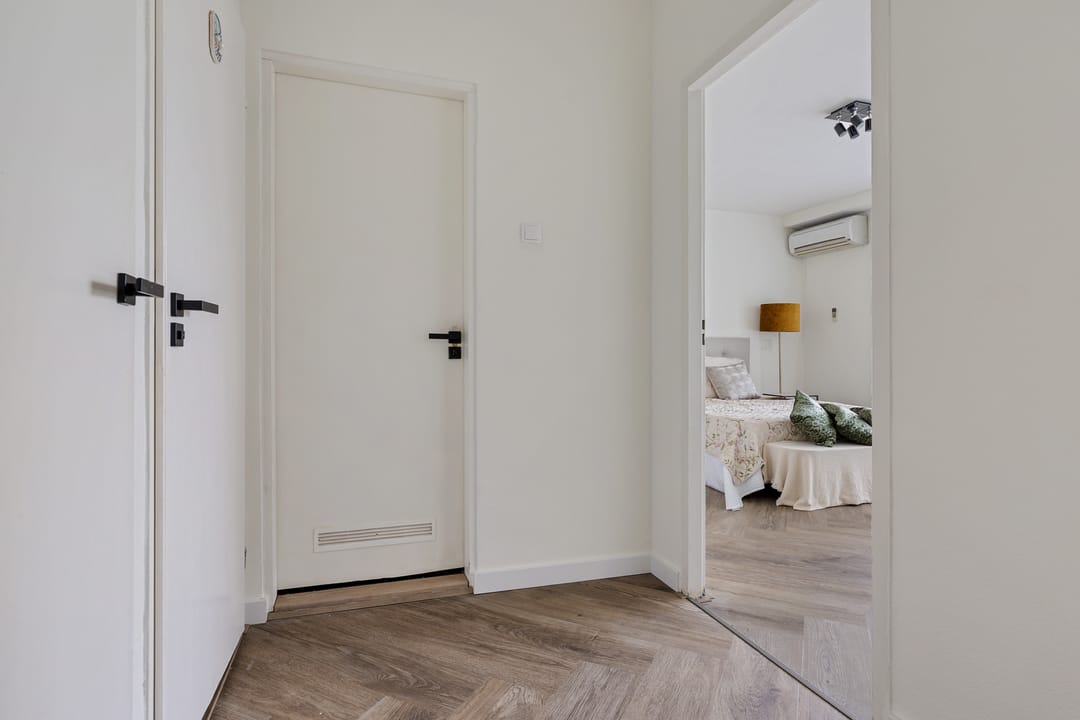 Spacious Two Bedroom Apartment with Balcony in Amstelveen — 23