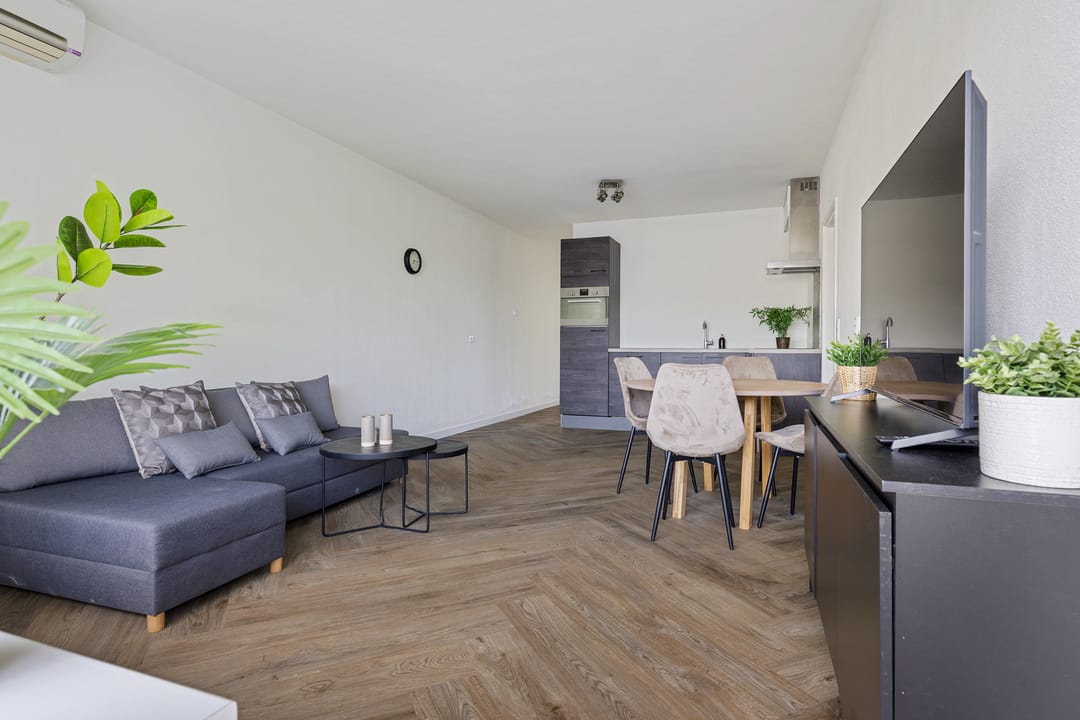 Spacious Two Bedroom Apartment with Balcony in Amstelveen — 7
