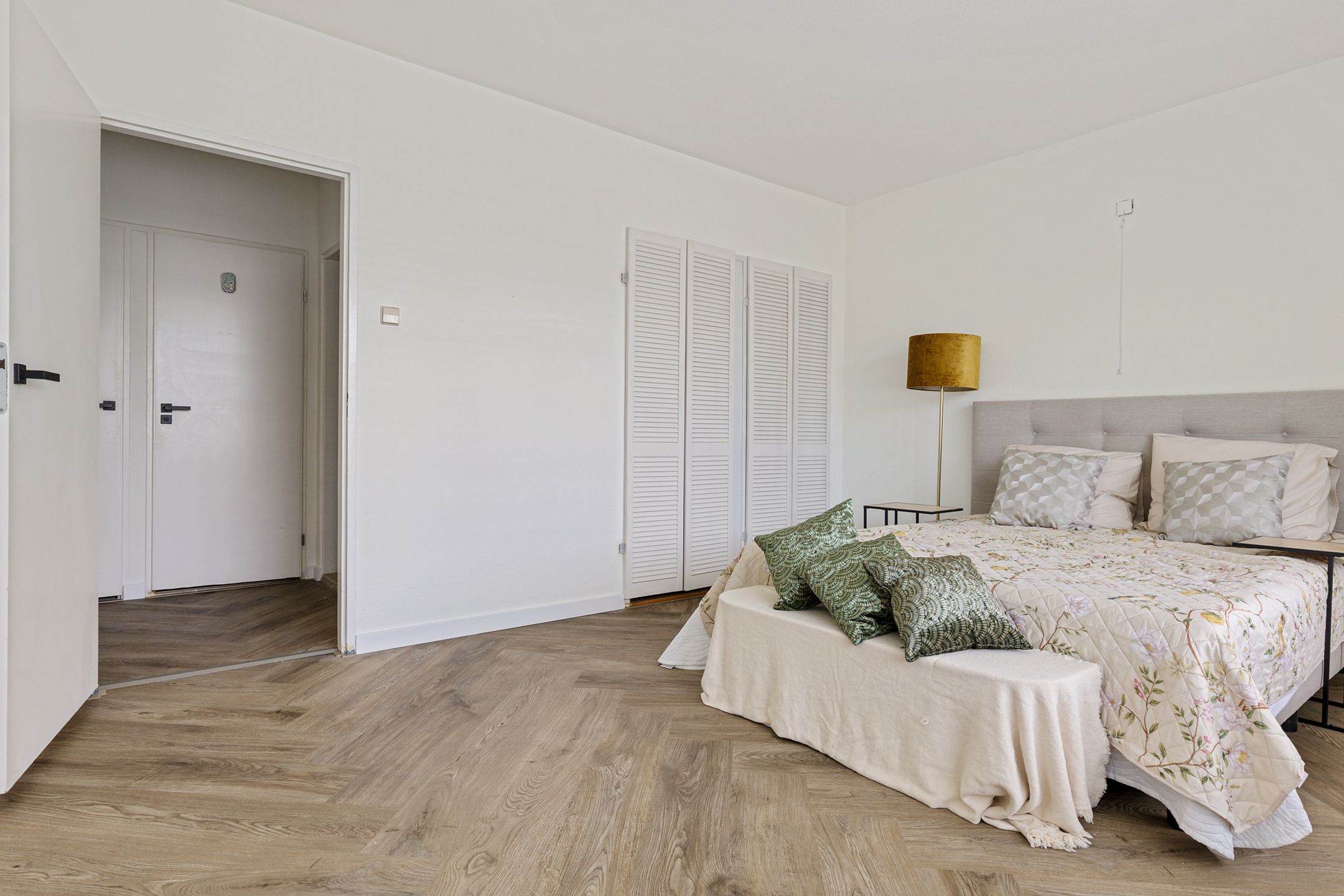 Spacious Two Bedroom Apartment with Balcony in Amstelveen — 24