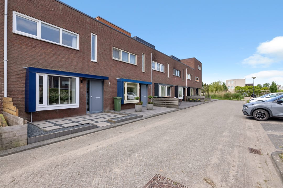 Move-in Ready Terraced Home with Southwest Garden in Green Residential Area — 32