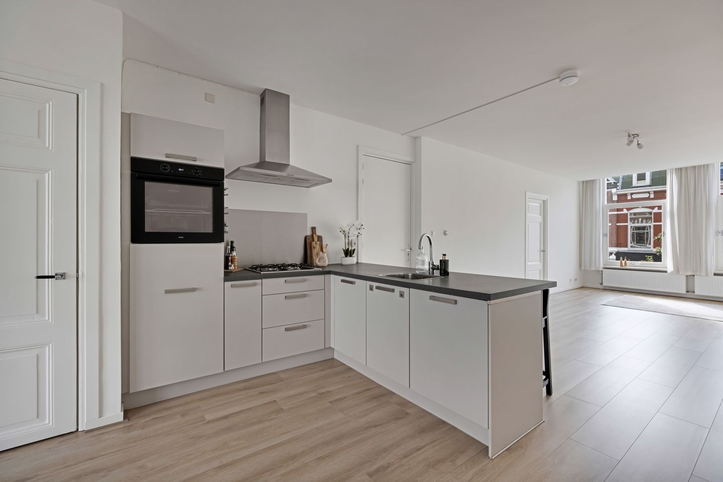 Photo 10 of Weimarstraat 53-A