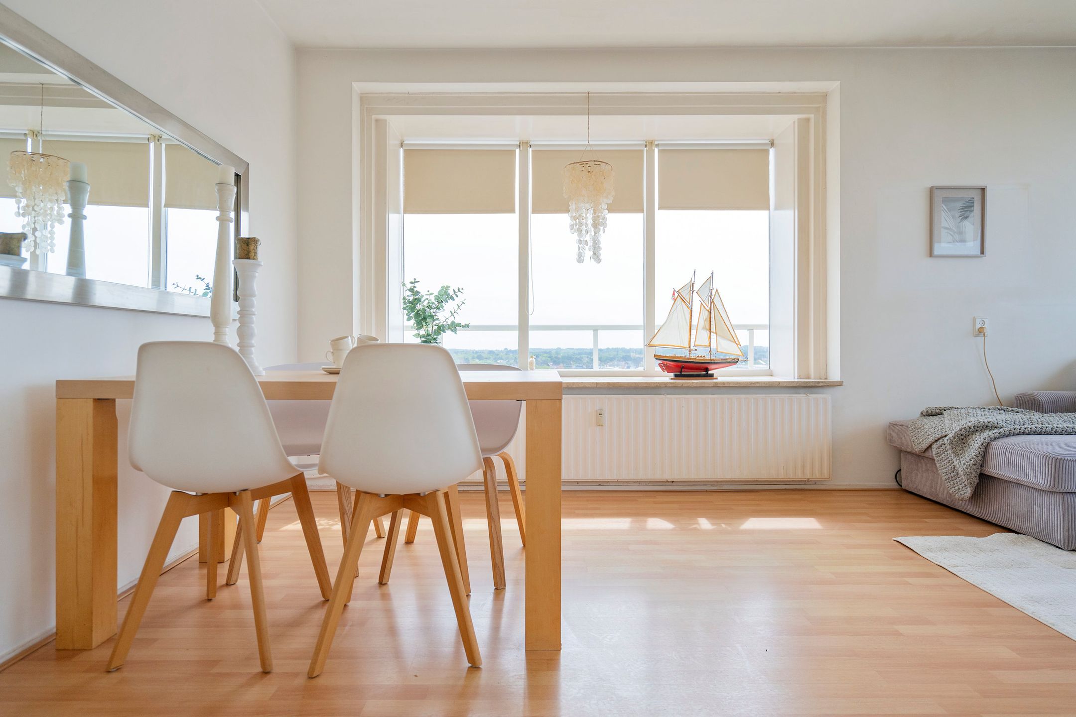 Light Corner Apartment with Panoramic Sea Views and Sunny Balconies — 18