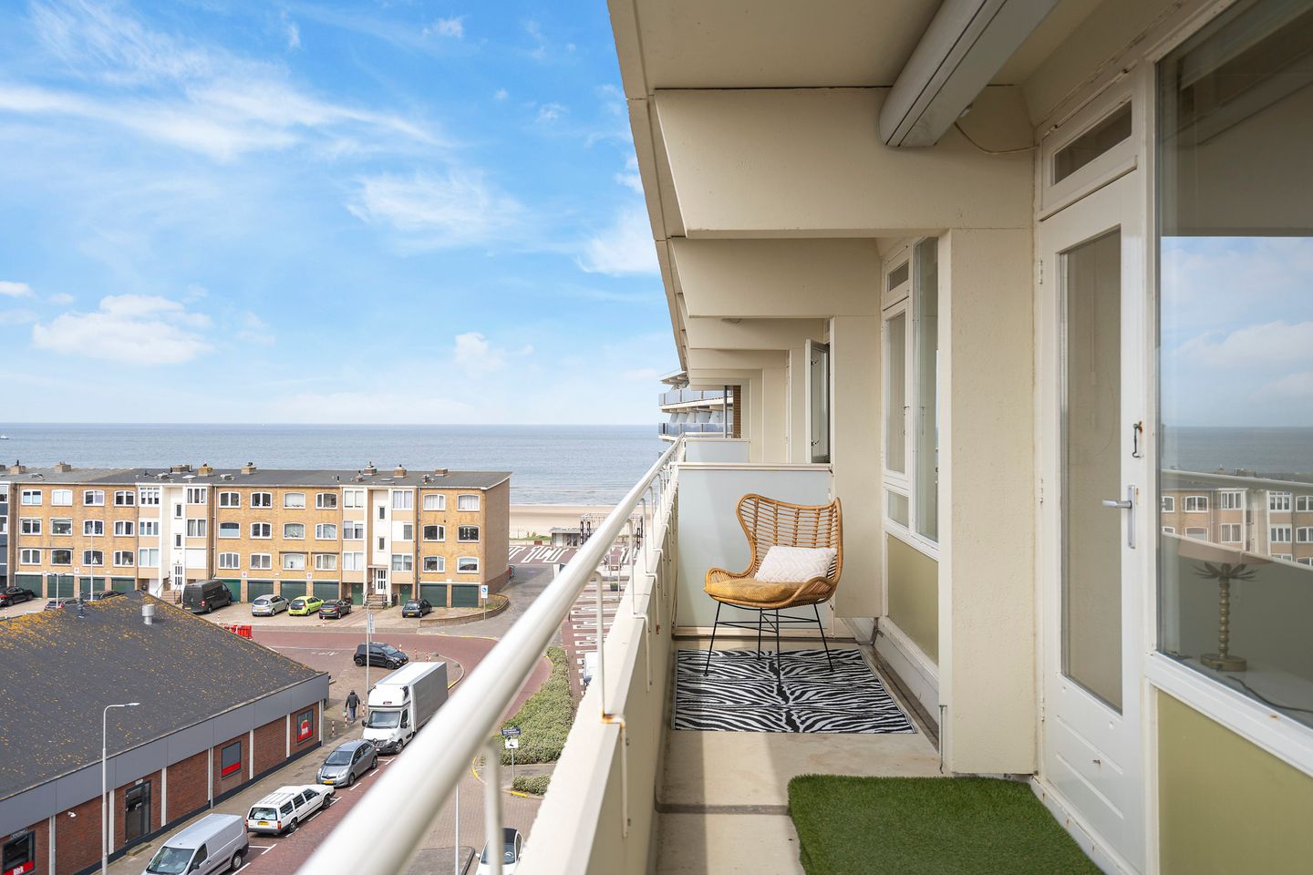 Light Corner Apartment with Panoramic Sea Views and Sunny Balconies — 25