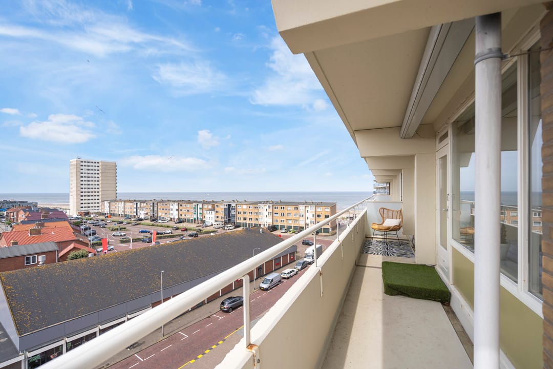 Light Corner Apartment with Panoramic Sea Views and Sunny Balconies — 26