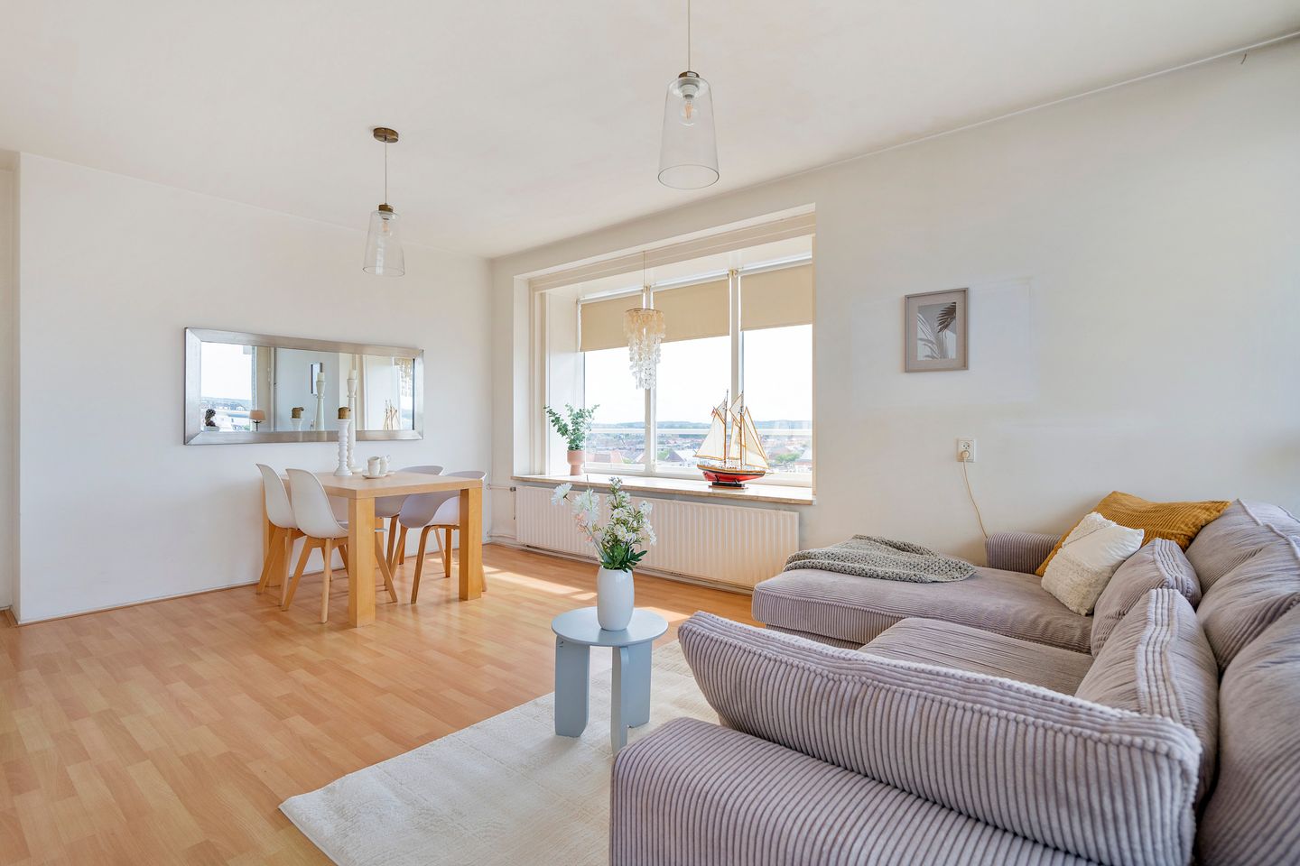Light Corner Apartment with Panoramic Sea Views and Sunny Balconies — 29