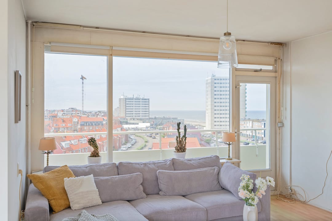 Light Corner Apartment with Panoramic Sea Views and Sunny Balconies — 22
