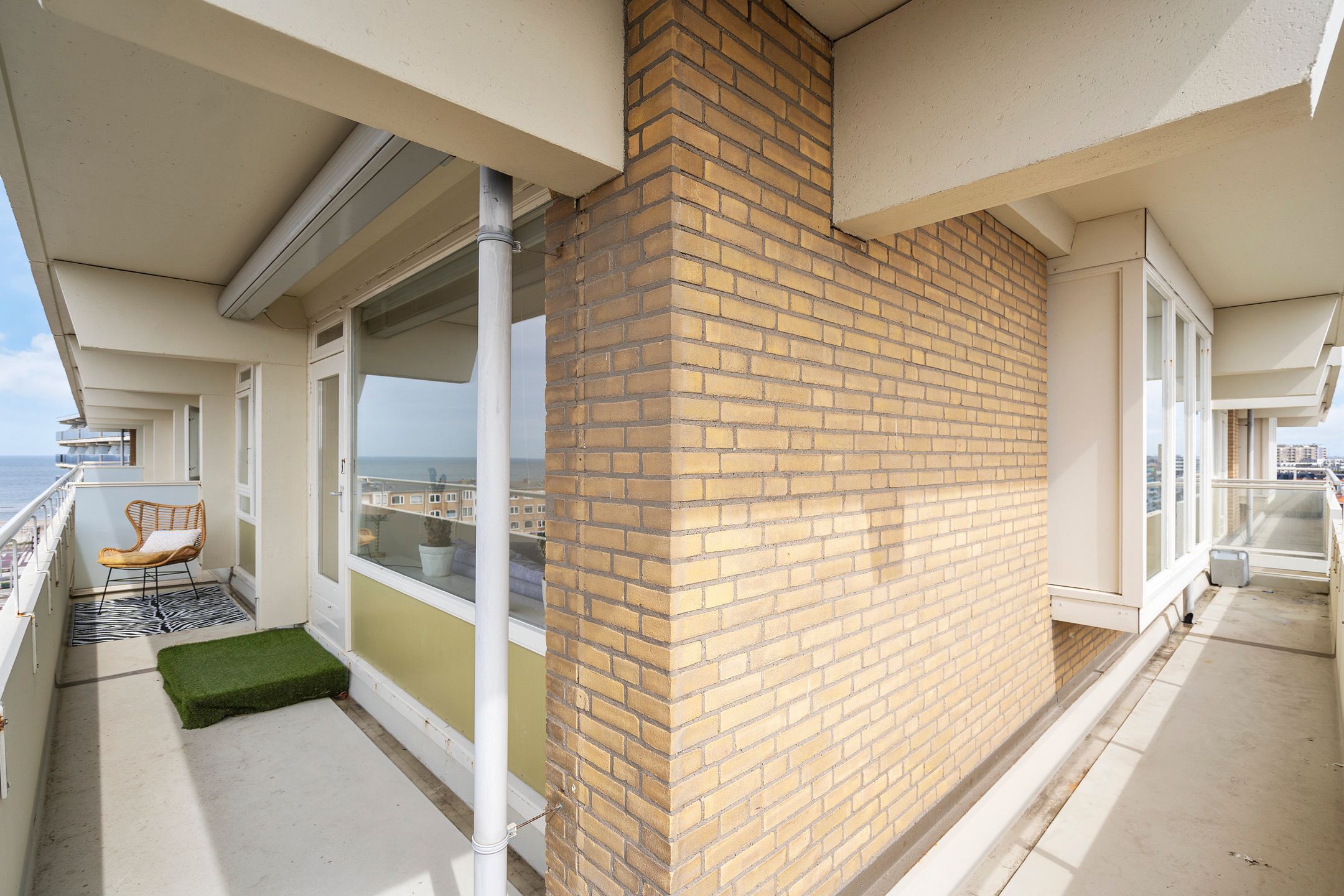 Light Corner Apartment with Panoramic Sea Views and Sunny Balconies — 27