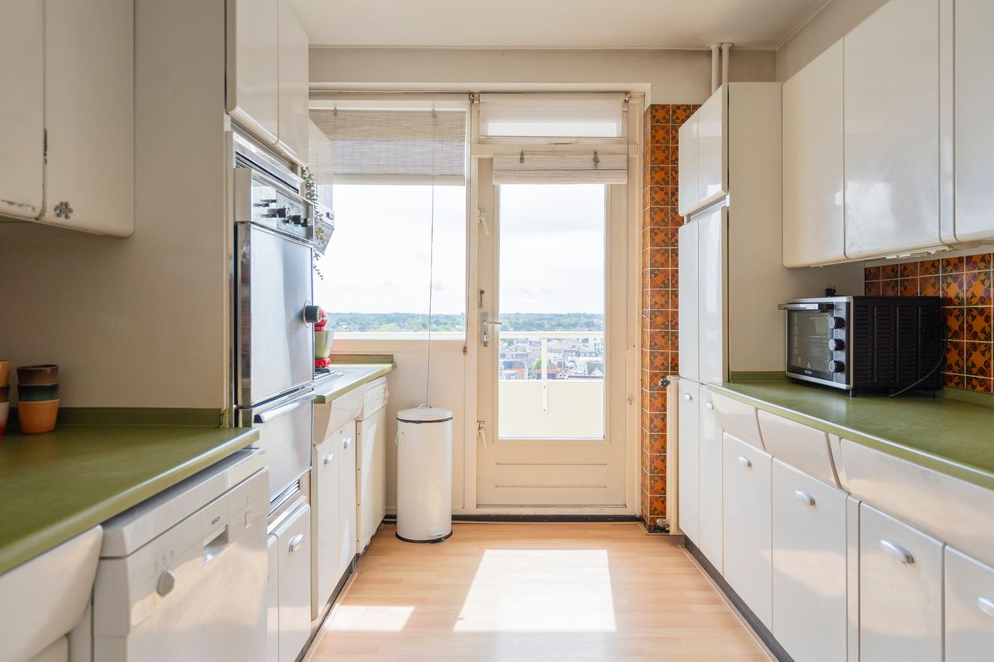 Light Corner Apartment with Panoramic Sea Views and Sunny Balconies — 14