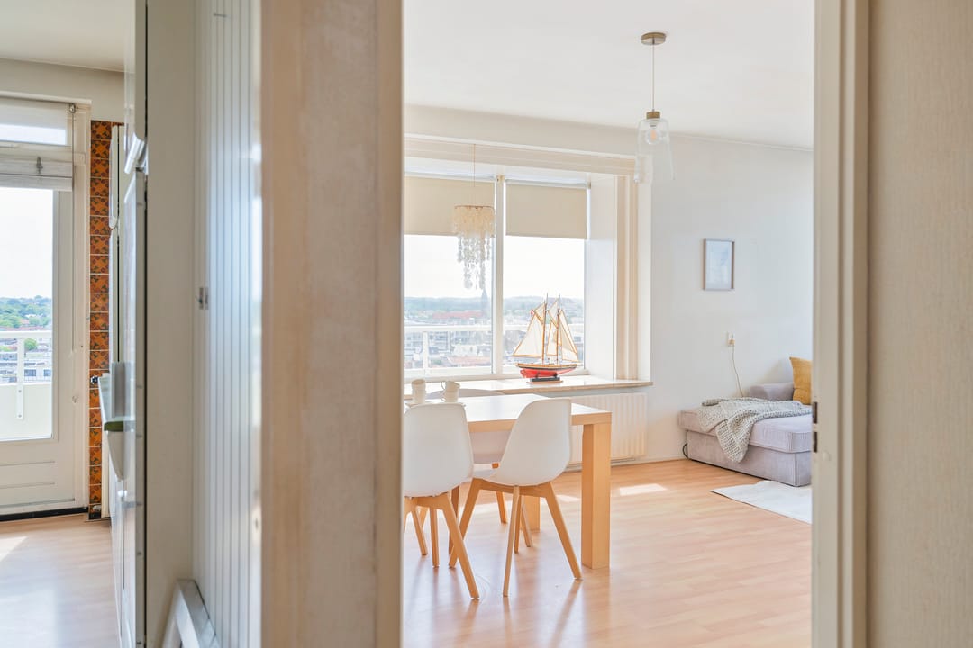 Light Corner Apartment with Panoramic Sea Views and Sunny Balconies — 16