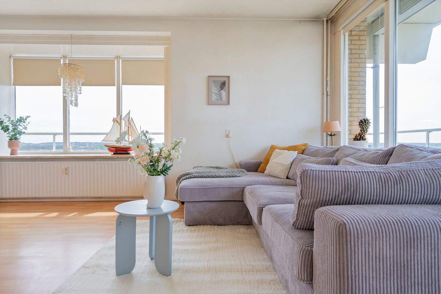 Light Corner Apartment with Panoramic Sea Views and Sunny Balconies — 20
